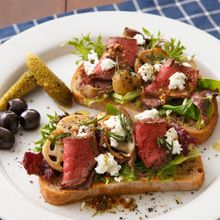 【コウケンテツ”適糖生活”レシピ】きのことれんこんと牛もも肉のオープンサンド