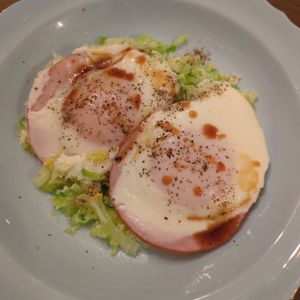 たりおの作ってみた!投稿(ほんのひと手間!千切りキャベツのハムエッグ)