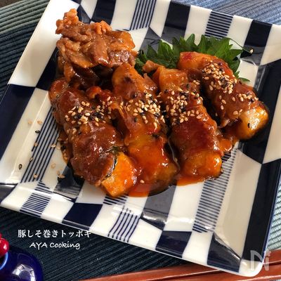 おかずにもなる♪お餅で豚しそ巻きトッポギ‼︎