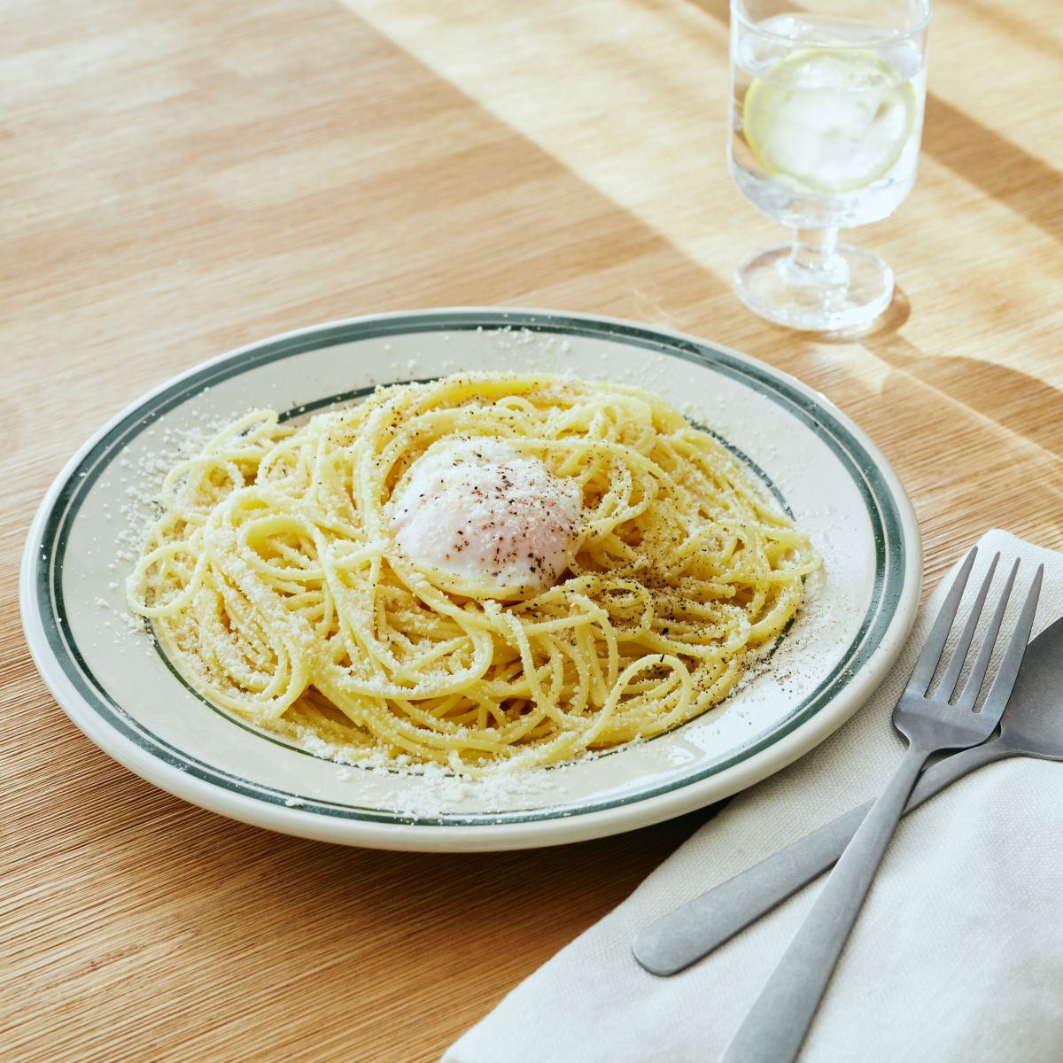 お皿の上でカルボナーラ | レシピサイトNadia