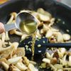 魚の臭みなし！【さんまときのこの炊き込みご飯】にんにく香るの工程1