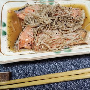 M＊Pの作ってみた!投稿(レンジで出来ちゃう！＊甘塩鮭とえのきのめんつゆバター蒸し＊)