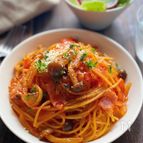 ワンパン！ベーコンとしめじのトマトパスタ