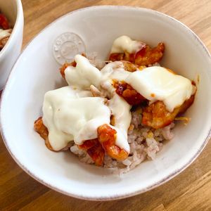 ゆかりの作ってみた!投稿(10分で！とろ〜り甘辛【ヤンニョムチーズ丼】)