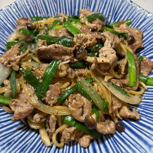 楽ラク手抜キッチン🐶🐾の作ってみた!投稿(【牛肉の黒こしょう焼きそば】黒こしょうでガツンと濃厚！)