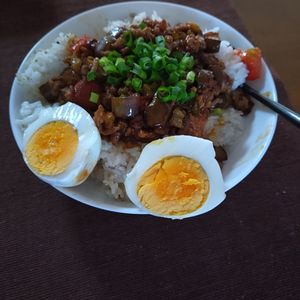 1157346の作ってみた!投稿(なすとトマトで簡単！こってり甘辛【ソースそぼろ丼】)