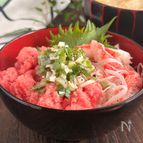 ねぎ塩ダレで食べる「ねぎとろカニカマ丼」