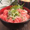 ねぎ塩ダレで食べる「ねぎとろカニカマ丼」