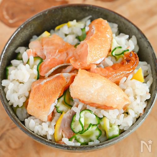 やみつき間違いなし！鮭ハラスときゅうりの混ぜごはん