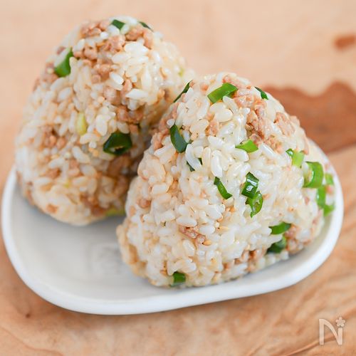 焼肉のたれで簡単♪豚肉そぼろおにぎり