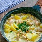 鶏肉とじゃがいものシュクメルリ風ガーリッククリーム煮