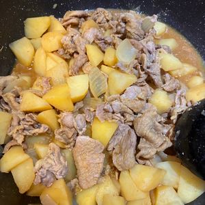 イトマルの作ってみた!投稿(無水で味染み♡豚こま肉で！カレー肉じゃが)