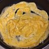 白だし香る♪ぺぺたまおにぎりの工程2