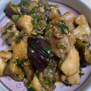 tomo🤗の作ってみた!投稿(ワンパン15分！【鶏むね肉となすの香味ダレ炒め】)