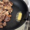 【豚バラ目玉焼き丼】材料2つで最強のご飯泥棒の工程2