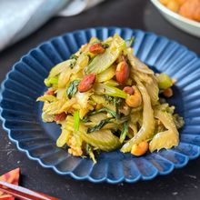【セロリとナッツのめんつゆガーリックバター炒め】あと一品に