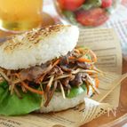 きんぴらライスバーガー。牛肉とごぼうのきんぴらをアレンジ！