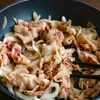 豚バラとニラのスタミナ旨ぽん炒めの工程3
