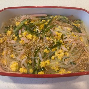 しろしろまるの作ってみた!投稿(10分で味しみ抜群♪抱えて食べたい♪『春雨のごちそうサラダ』)