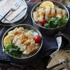 蒸し鶏のせエスニックごはん。