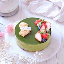 わらび餅を忍ばせた抹茶ムースケーキ