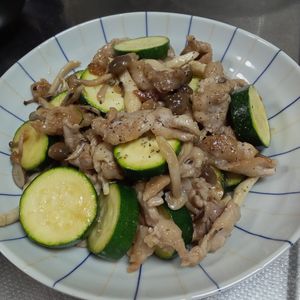 鶏皮坊主の作ってみた!投稿(【豚こまズッキーニのやみつき中華炒め】こってり美味しい！)