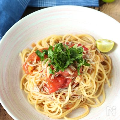 やみつき!大葉香る!しらすとトマトのガーリック醤油パスタ