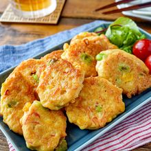 ポリ袋で混ぜて焼くだけ♡【枝豆コーンのふわもち豆腐揚げ】