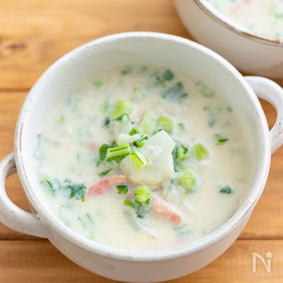 葉まで使い切り！かぶとベーコンの豆乳スープ