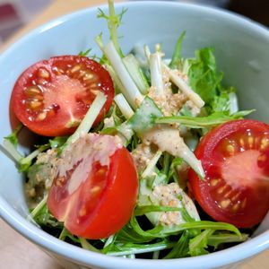 まゆのの作ってみた!投稿(【水菜とトマトのごまだれサラダ】混ぜてかけるだけ！)