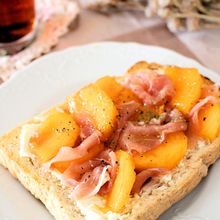 柿の美味しい季節に♪柿と生ハムのマリネトースト