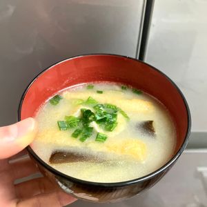 ケの作ってみた!投稿(【焼き茄子と油揚げのお味噌汁】ひと手間でグッと美味しく♡)