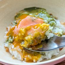 たまごかけバジルごはん