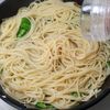 【さやえんどうのペペロンチーノ】春野菜が主役のパスタの工程4
