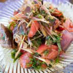 薬味たっぷり♪ついつい手が伸びる鰹のたたきトマト