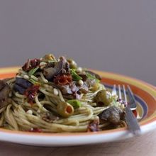 ナスとドライトマトのジェノベーゼパスタ