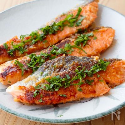 【簡単♪鮭の大葉味噌焼き】味噌だれを塗ってさっと焼くだけ！