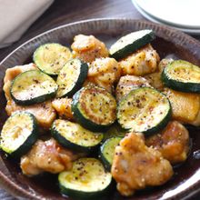 【鶏肉とズッキーニの照り焼きペッパー】ジューシー♪ 激旨！