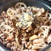 シャキッと美味しい！豚こまれんこんと舞茸の塩昆布カルボ炒めの工程3