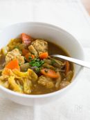 栄養満点のおかずスープ！肉団子と野菜のカレースープ