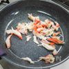 三つ葉たっぷりで作る「カニカマ素麺炒め」の工程2