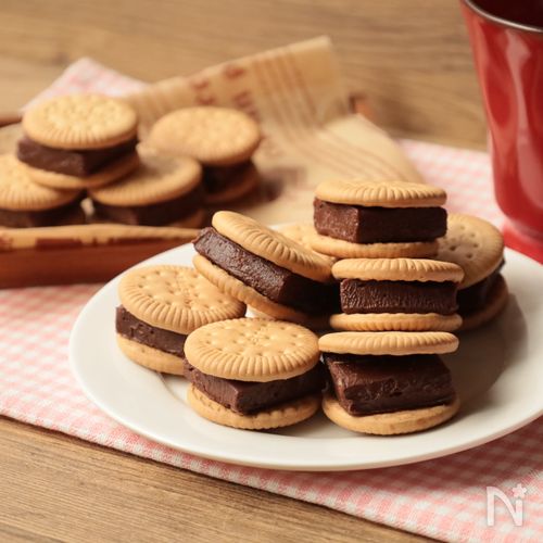 【一番簡単な生チョコサンドクッキー】材料３つで完成レシピ！