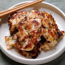 混ぜて焼くだけ!鶏むね梅しそコロコロ焼き