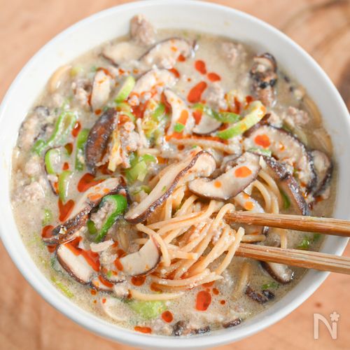 具材もスープも鍋で一気に加熱するだけ！豆乳ラーメン