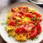 【トマトのふわふわ卵炒め】だしが効いたこく深い味わい！