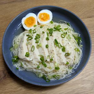 さとちゃん。の作ってみた!投稿(5分で完成【激旨！鶏だし醤油冷やしそうめん】胡麻油香る♩)