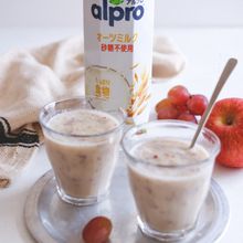 皮までおいしく♪ぶどうとりんごのオーツミルクスムージー