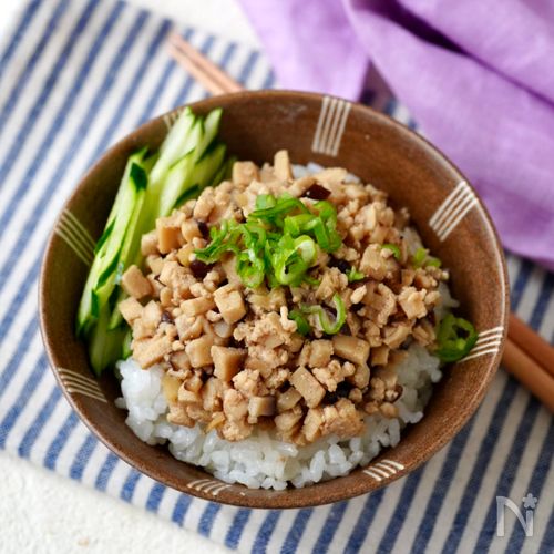 【高野豆腐と椎茸、鶏ひき肉のそぼろ丼】植物油・砂糖不使用