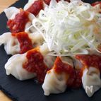 トマトにんにくラー油の茹で餃子