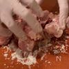 ただ焼いて混ぜるだけ【鶏モモの高菜マヨチーズ】の工程1